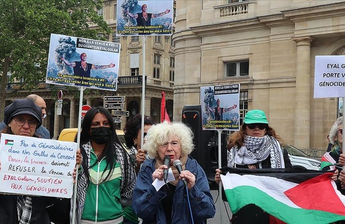 Paris'te göstericiler, İsrailli şarkıcı Golan'ın konserinin iptalini istedi