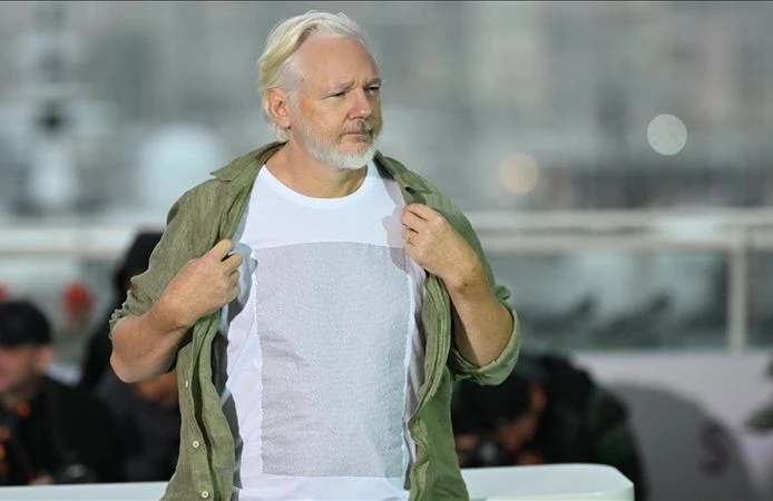 Assange, Cannes'a Gazze'de katledilen binlerce çocuğun isminin yer aldığı tişörtle katıldı