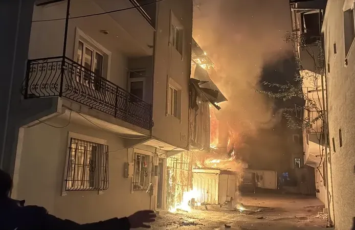 Bursa’da apartman yangını: Alevler iki binaya sıçradı