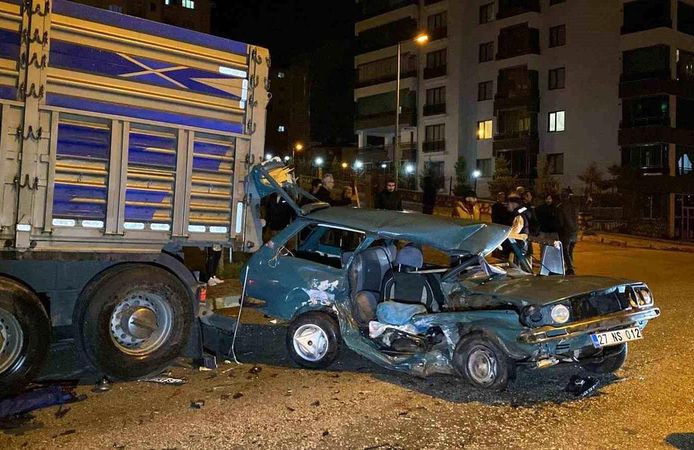 Kazaya karışan otomobil, park halindeki tıra çarptı: 1'ağır 4 yaralı