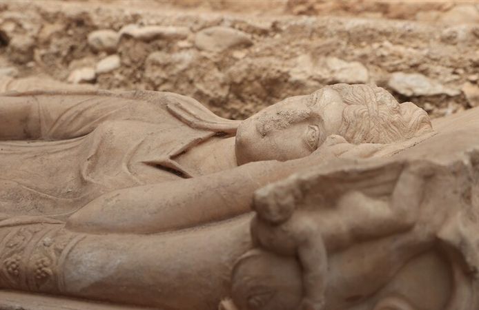 Olympos'ta anıtsal mezar ve içerisinde aristokrat bir kadına ait lahit bulundu
