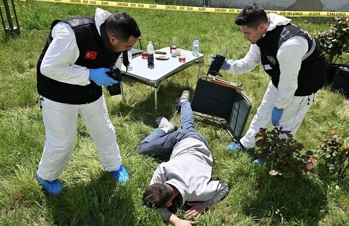 İstanbul'daki olay yeri inceleme polislerinin deliller arasındaki zorlu mesaisi