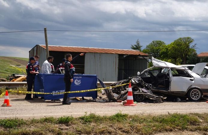 Kırıkkale'de iki otomobilin çarpıştığı kazada 3 kişi öldü, 6 kişi yaralandı