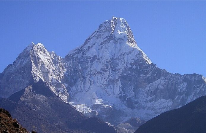 Everest Dağı'nda bahar tırmanış sezonu hazırlıklarının tamamlanmasıyla rota resmi olarak açıldı