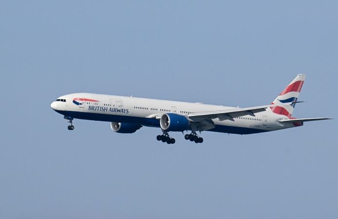 Tokyo'daki havalimanında British Airways yolcu uçağında akıllı telefon alev aldı