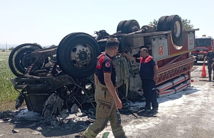 İzmir'de kaza ihbarına giden itfaiye aracının devrilmesi sonucu 2 itfaiyeci yaralandı