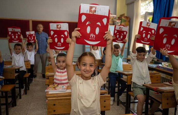Yaklaşık 18 milyon öğrenci karnelerini alarak yaz tatiline girdi