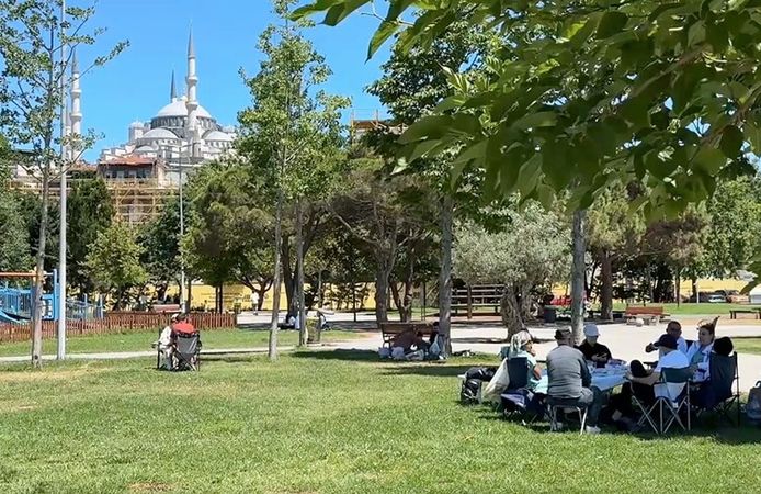 İstanbul'da sıcak havadan bunalanlar sahillere akın etti