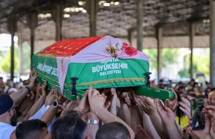 Konya'nın "Kırmızılı Kadın"ı ebediyete uğurlandı
