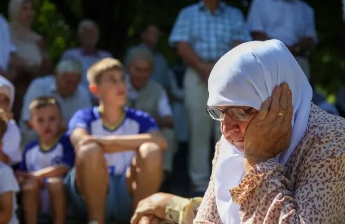 Srebrenitsa Soykırımı kurbanlarının cenazeleri, Saraybosna'dan Potoçari Anıt Mezarlığı'na uğurlandı