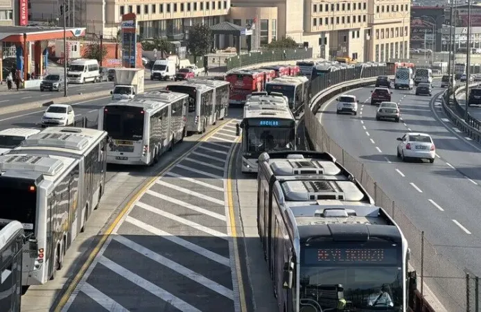 İstanbul'da metrobüs 15 Temmuz'da FSM Köprüsü'nü kullanacak