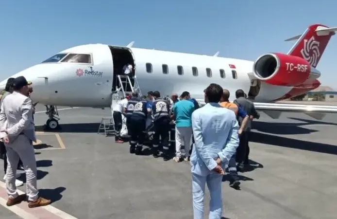 Mısır'da trafik kazası geçiren 3 Türk vatandaşı hava ambulansıyla Türkiye'ye getirildi