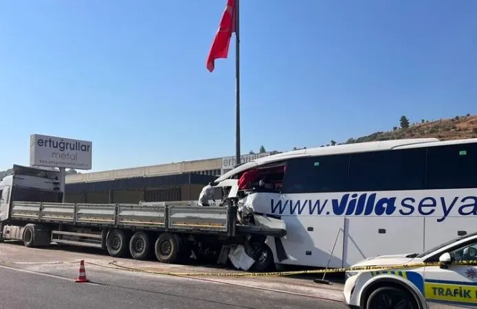 Muğla'da yolcu otobüsü ile tırın çarpıştığı kazada ölü sayısı 4'e yükseldi