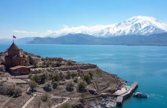 Van ile Bitlis sınırlarındaki alan "Van Gölü Deveboynu Yarımadası Milli Parkı" ilan edildi