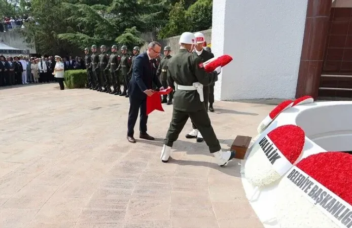 Türkiye'nin üçüncü Cumhurbaşkanı Celal Bayar vefatının 40. yılında kabri başında anıldı