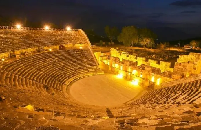 Restorasyonu tamamlanan Tlos Antik Kenti'nin tiyatrosu güneş enerjisiyle aydınlatıldı