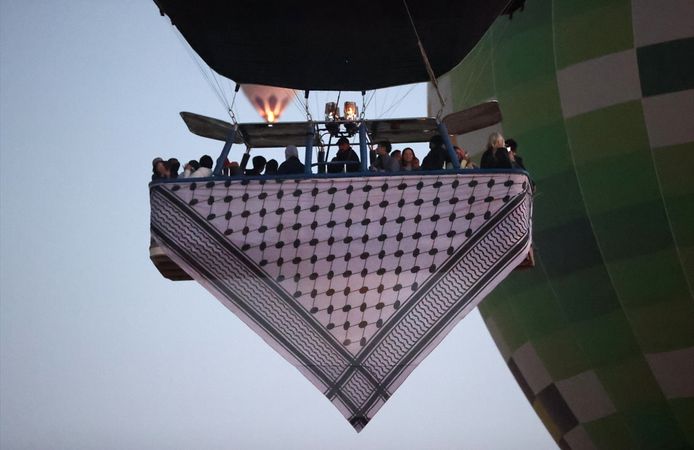 Kapadokya'da sıcak hava balonları, Gazzelilere destek için sepetlerine asılan kefiyelerle uçtu