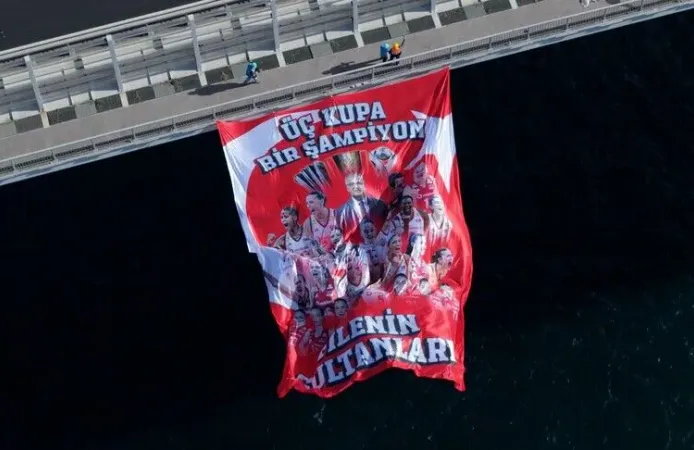 Kadın Milli Voleybol Takımı'nın 3 kupa, 1 şampiyon bayrağı Boğaz'a asıldı