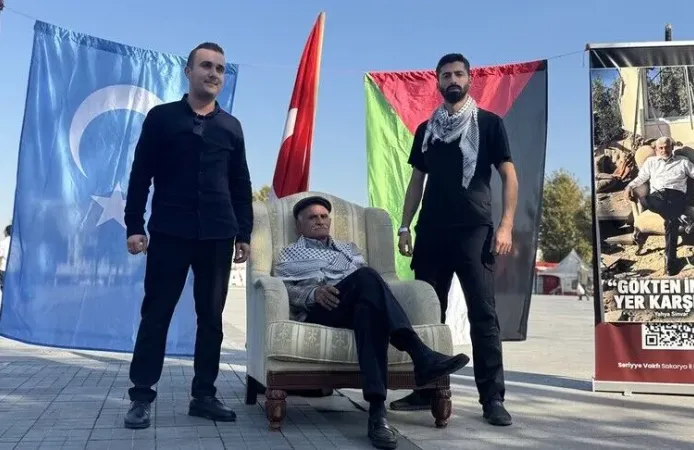 Sakarya'da vatandaşlar, Gazze'deki soykırıma "Sinvar pozuyla" tepki verdi