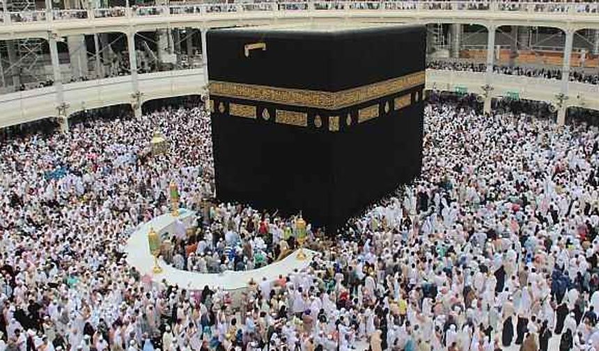 <p>
<strong>KABE-İ MUAZZAMA</strong>
</p>
<p style="margin: 0cm; margin-bottom: .0001pt; vertical-align: baseline;">
<span style="font-size: 13.5pt; font-family: 'Helvetica',sans-serif; color: #022032;">Müslümanların kutsal mekanı Kabe-i Muazzama ve çevresi Mescid-i Haram’ı sanal turla ziyaret etmek mümkün. Müslümanların hac farizasını yerine getirmek için gittiği Kabe-i Muazzama şu sıralar koronavirüs salgınıyla en sakin günlerini yaşıyor. Ramazan ayını buruk geçiren Müslümanlar, kutsal topraklarla sanal ortamda hasret giderebiliyor. </span>
</p>
<p> </p>
<p style="margin: 0cm; margin-bottom: .0001pt; vertical-align: baseline;">
<span style="font-size: 13.5pt; font-family: 'Helvetica',sans-serif; color: #022032;">
<a href="https://www.360tr.com/kaaba-al-masjid-al-haram-mecca-virtual-tour_7697b4b28_en.html">https://www.360tr.com/kaaba-al-masjid-al-haram-mecca-virtual-tour_7697b4b28_en.html</a>
</span>
</p>