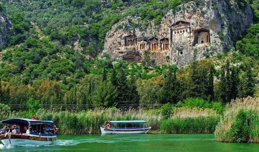 <p>Birçok sektörü derinden etkileyen pandemi sürecinin tüm dünyada turizm alışkanlıklarını da değiştireceği öngörülüyor. Normalleşme süreçlerinin kendini hissettirmesiyle eve kapananların tatil planlarına başladığı şu günlerde ekoturizmin daha çok ilgi göreceğini belirten Orman Genel Müdürü Bekir Karacabey, “Doğaya duyarlı bir seyahat olarak nitelendirdiğimiz ekoturizm, son yıllarda yaşanan iklim değişiklikleri ve doğal kaynakları koruma bilincinin artmasıyla tüm dünyada ve ülkemizde ilgi görüyor.</p>