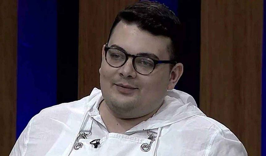 <p>Eray Aksungur MasterChef 2020'nin hünerli aşçılarından biri. Hazırladığı lezzetlerle adından sıkça söz ettiriyor. MasterChef Eray'ın yaşı, boyu, kilosu ve hayat hikayesi de sık sık merak ediliyor. Uyumlu ve başarılı bir yarışma çıkaran Eray, en sevdiği arkadaşlarından Furkan'ın elenmesiyle göz yaşlarına boğulmuştu. Peki, Masterchef Eray kimdir, boyu ve yaşı kaç? MasterChef Eray Aksungur'un doğum tarihi ve mesleği merak ediliyor. Ayrıntıları yazının içeriğinden öğrenebilirsiniz.</p>