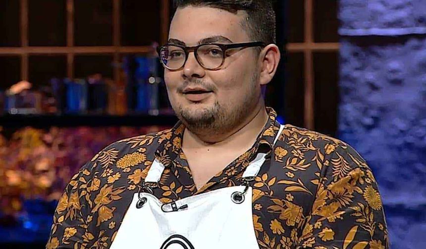 <p>MasterChef Eray Aksungur, geçtiğimiz günlerde yarışmadan elenen Furkan'ın gidişine çok üzüldüğünü dile getirdi. Furkan'la iyi eğlendiklerini ve güzel bir dostlukları olduğunu dile getiren Eray, yalnız kaldığını söyleyerek yaşadığı duygu dolu anlarda gözyaşlarını tutamadı.</p>
<p> </p>
<h3>Masterchef Eray kimdir, boyu ve yaşı kaç? MasterChef Eray Aksungur'un doğum tarihi ve mesleği merak ediliyor</h3>
<p> </p>
<p><strong>1997 doğumlu</strong> olan MasterChef Eray’ın doğum ay ve gün bilgisi net olarak bilinmemektedir.</p>
<p><strong>23 yaşında</strong>ki Eray Aksungur, Mengen Meslek Yüksekokulu Aşçılık Bölümü’nden mezun olmuştur.</p>
<p>İstanbul ve Bodrum’da çeşitli otellerde aşçılık yapan Eray Aksungur, son olarak ise Bolu’daki bir otelde <strong>Aşçı</strong> olarak çalışmaya başladı.</p>
<p>Eray Aksungur, yıllar önce Show TV’de yayınlanan ve Danilo Zanna’nın da jüri olduğu Lezzet Akamedisi’nde yarıştı.</p>
<p> </p>