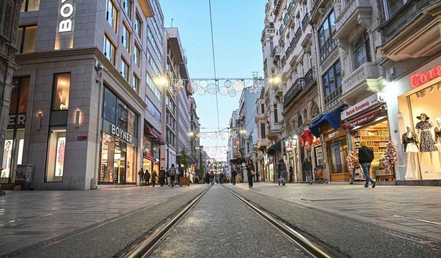<p>Son dönemde ülkemizde artan koronavirüs vakalarındaki rakamlar rekor seviyeye ulaşırken hükümet salgının önüne geçmek için tedbirlerini arttırdı. İçişleri Bakanlığı'nın yayımladığı genelgeye göre alınan tedbirler vatandaşlar tarafından yakından takip edilirken özellikle sokağa çıkma yasağına ilişkin haberler merak konusu oluyor. Peki, İstanbul'da sokağa çıkma yasağı kaçta başlıyor, bugün yasak var mı? 20 yaş altı ve 65 yaş üstü sokağa çıkma yasağı başladı mı? İşte detaylar…</p>