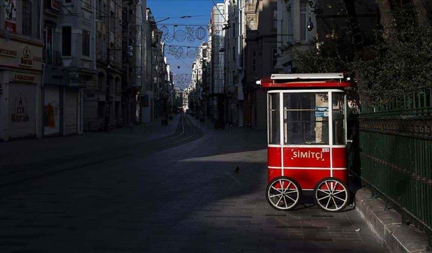 <p>
<strong>İSTANBUL'DA SOKAĞA ÇIKMA YASAĞI KAÇTA BAŞLIYOR, BUGÜN YASAK VAR MI?</strong>
</p>
<p>Koronavirüs karşı alınan tedbir paketleri bugün (20 Kasım Cuma) itibarıyla devreye girecek. Bunlar içerisinde sokağa çıkma kısıtlamaları da var. Hafta sonu uygulanacak sokağa çıkma yasağı ise cumartesi saat 20.00'de başlayacak, pazar saat 10.00'a kadar sürecek. Ardından pazar saat 20.00'de yeniden devreye girecek kısıtlama pazartesi sabahı 05.00'te sona erecek.</p>
