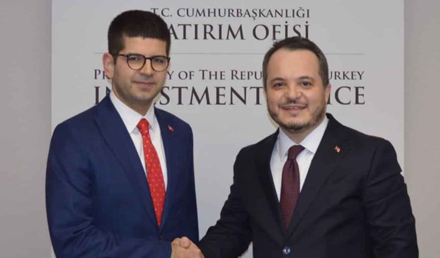 <p>İletişin Başkanlığı’ndan yapılan son dakika açıklamasına göre Berat Albayrak ve Arda Ermut'un Türkiye Varlık Fonu Yönetim Kurulu üyeliklerinin sona erdiği bildirildi. Cumhurbaşkanı Recep Tayyip Erdoğan, Türkiye Varlık Fonu Yönetim Kurulu Üyeliğine Ahmet Burak Dağlıoğlu'nu atadı. Peki, Varlık fonuna atanan Ahmet Burak Dağlıoğlu kimdir? Ahmet Burak Dağlıoğlu nereli ve kaç yaşında? İşte konuya ilişkin detaylar…</p>