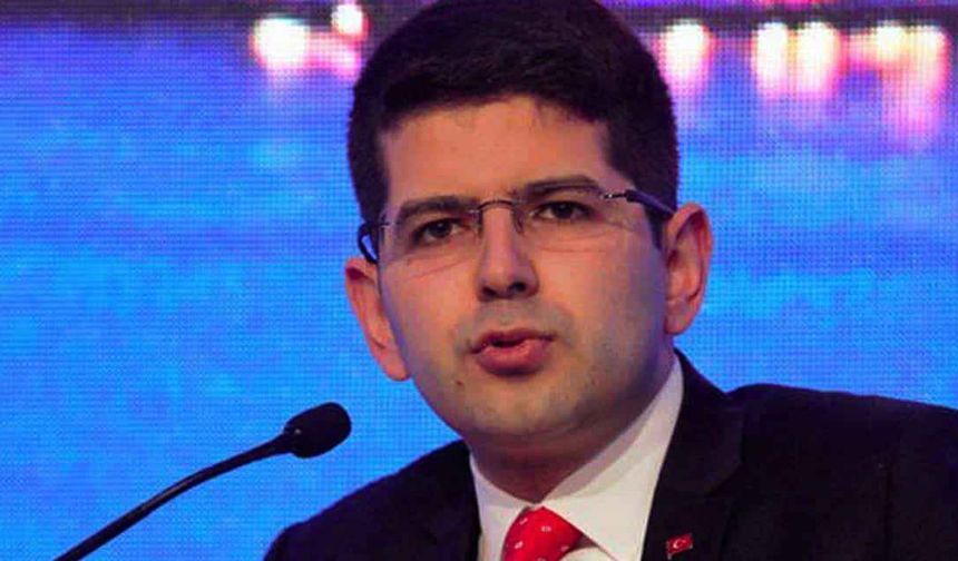 <p>
  <strong>VARLIK FONUNA ATANAN AHMET BURAK DAĞLIOĞLU KİMDİR? AHMET BURAK DAĞLIOĞLU NERELİ VE KAÇ YAŞINDA?</strong>
</p>
<p>Kartal Anadolu İmam Hatip Lisesi mezunudur. Geçmişte Kartal Anadolu İmam Hatip Lisesi Mezunları ve Mensupları Derneği genel sekreterliği de yaptı.</p>
<ul>
<li> Boğaziçi Üniversitesi Ekonomi mezunudur. </li>
<li> IE Business School’da Global Master in Finance ve Bahçeşehir Üniversitesi Strategic Marketing and Brand Management alanlarında çift mastırlıdır.</li>
</ul>
<p>Yatırım Ajansı’nda Newyork’ta görev yaptı.</p>
<p>Başbakanlık’ta geçmişte Yatırım Ajansı Başkan Yardımcılığı’nda bulundu. Yine aynı kurumda Kamu-Özel Sektör İş Birliği Daire Başkanliğı görevini de ifa etti.</p>