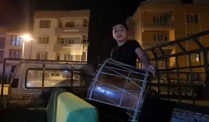 Bursalılar 11 yaşındaki davulcu Metin'in manileriyle sahura kalkıyor