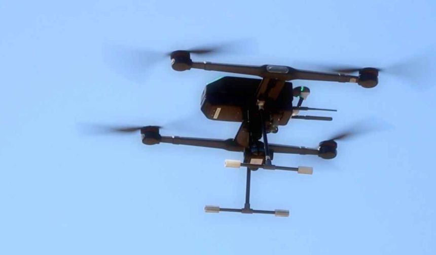 <p>Mini çok rotorlu<span> </span><span class="highlight">İHA</span><span> </span>platformu ZCQM'un ilk ihracatını yıl bitmeden gerçekleştirecek Zyrone Dynamics, 2022 yılında partiler halinde teslimatı sürdürecek. Şirketin gelecek yıl 100'e yakın araç teslimatı gerçekleştirmesi öngörülüyor.</p>