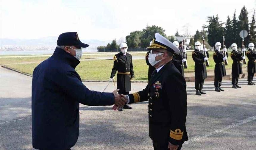 <p><span>Bakan Akar'ın denizaltına gelişinin ardından TCG Preveze limandan ayrılarak, bir süre satıhta seyir gerçekleştirdi, daha sonra eğitim sahasına yaklaşırken dalışa geçti.</span></p>