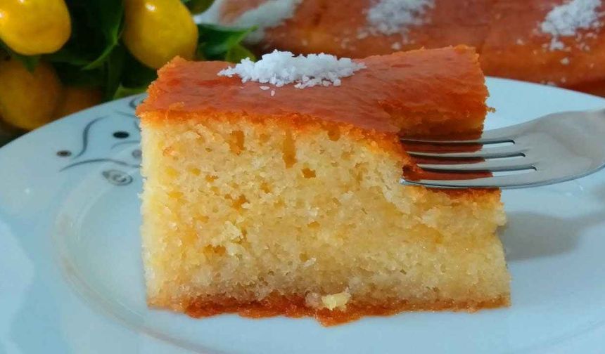 <p><strong>Yoğurt Tatlısı İçin Malzemeler</strong></p>
<p>- 3 yumurta                                           - 1 kahve fincanı erimiş tereyağı</p>
<p>- 3 kahve fincanı yoğurt                         - 6 kahve fincanı un</p>
<p>- 4 kahve fincanı toz şeker                    - 1 paket kabartma tozu</p>
<p>- Yarım limonun suyu</p>
