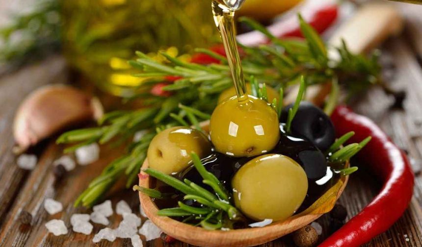 <p><strong>ZEYTİN</strong></p>
<p>Yüksek bir tuz oranına sahip olan zeytin tansiyonun yükselmesine sebep olur. Ayrıca tuzlu olması gün içinde susuzluğa yol açar.</p>