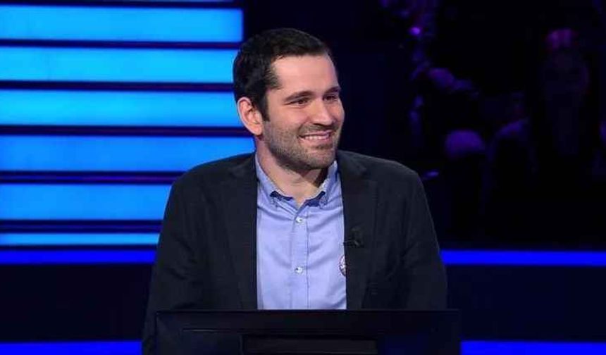 <p>Türk televizyonlarının en uzun soluklu programı Kim Milyoner Olmak İster, her hafta birbirinden ilginç soru ve konuklarla izleyenleri ekran başına kilitliyor. Sanattan spora, matematikten tarihe kadar pek çok konu hakkında soruların yer aldığı yarışmanın son bölümünde yine heyecan dolu anlar yaşandı.</p>