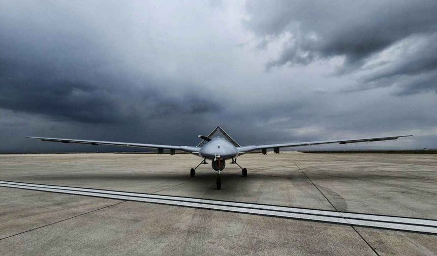 <p><strong>AYDA 20 TANE ÜRETİLİYOR</strong></p>
<p>Başlangıçta TB2 SİHA'dan yalnızca ayda 1 adet ürettiklerini belirten Haluk Bayraktar, bu rakamın şu anda 20'ye çıktığını söyledi. Peki şimdi üretim kabiliyetinde son durum ne? Şu anda ayda 20 adet Bayraktar SİHA üretilebiliyor.</p>