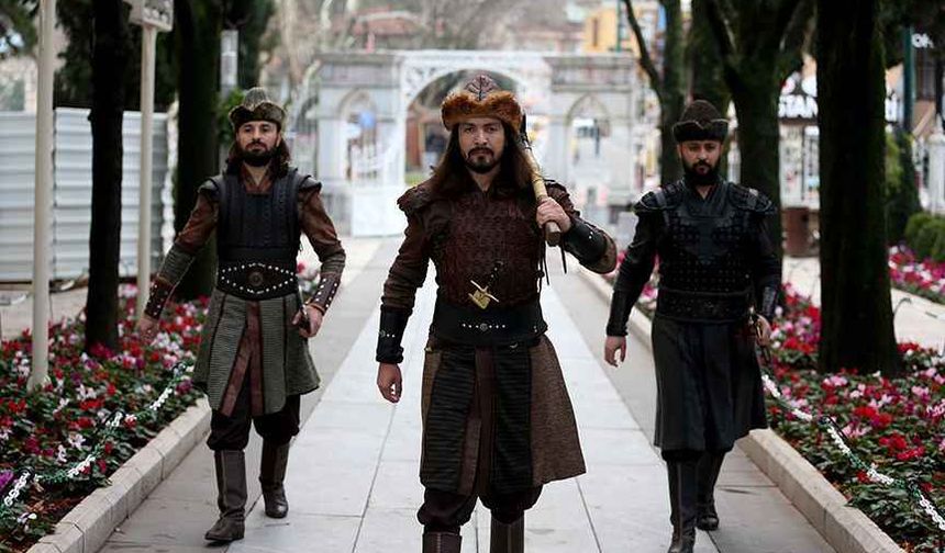<p>Görev alacak personel, fiziki özellikleri de göz önünde bulundurularak gönüllüler arasından özenle seçiliyor.</p>
