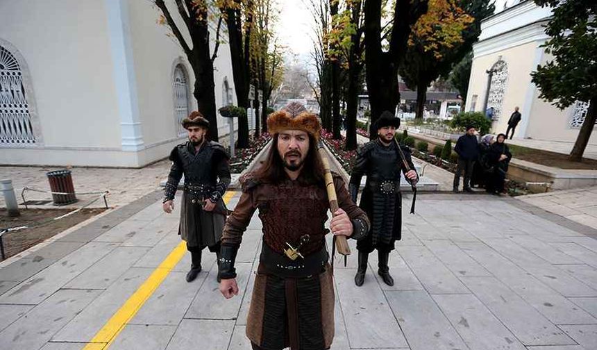 <p>Nöbet seremonisiyle ilgili eğitimlere tabi tutulan askerler, alp kıyafetleri giyip kılıç, balta gibi silahlarını kuşanarak her sabah görev yerlerine gidiyor.</p>
<p>Tophane Parkı'nın giriş kapısı önünde 09.00'da nöbet seremonisine başlayan askerler, türbenin önündeki yerlerini alıyor. Her saat başı alp başı eşliğinde nöbetlerini diğer arkadaşlarına devreden saygı nöbetçileri saat 17.00'ye kadar görev yapıyor.</p>