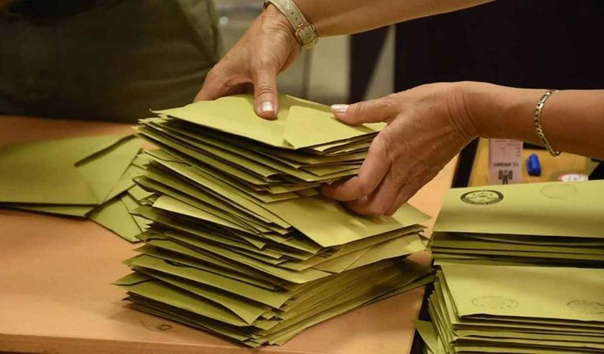 <p>14 Mayıs öncesi son seçim anketleri vatandaşlar tarafından dikkatle takip ediliyor. Bu kapsamda son seçim anketi GENAR Araştırma'dan geldi. İhsan Aktaş, Cumhur İttifakı, Millet İttifakı ve ittifak dışındaki diğer partilerin oy oranlarını yayınladı.</p>
<p>Buna göre; AK Parti'nin oy oranı yüzde 40'ı aştı, MHP'nin oy oranı ise İYİ Parti'yi geçti. CHP'nin oy oranı ise yüzde 25'in altında kaldı. HDP'nin oy oranı ise yüzde 10'u aştı.</p>
