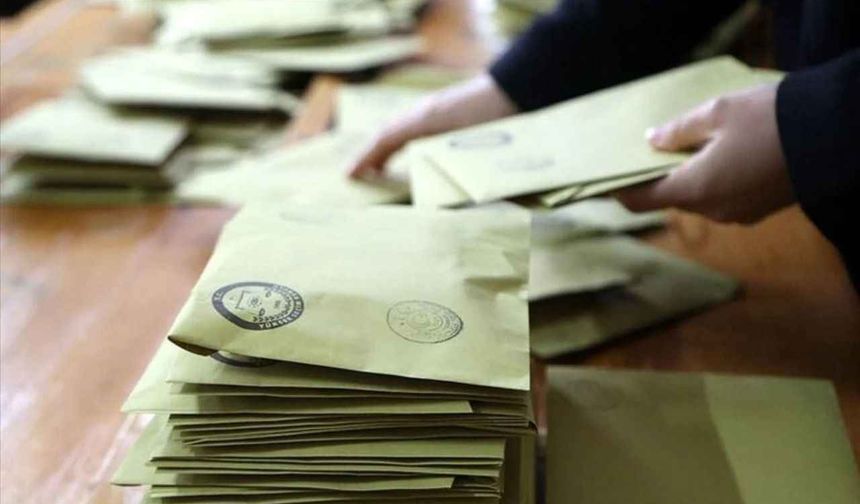 <p><strong>AK PARTİ'NİN OY ORANI YÜZDE 40'I AŞTI</strong></p>
<p>İhsan Aktaş'ın başkanlığını yaptığı GENAR Araştırma son seçim anketi sonuçlarını yayınladı. ADA Araştırma tarafından Türkiye genelinde yapılan araştırmaya benzer bir sonuç elde eden GENAR'ın elde ettiği veriler dikkat çekici.</p>
<p>GENAR'ın son seçim anketi sonucuna göre; AK Parti, birinci parti olmayı sürdürüyor. AK Parti, yapılan kamuoyu yoklamasında yüzde 40,6 destekle açık ara zirvede bulunuyor.</p>