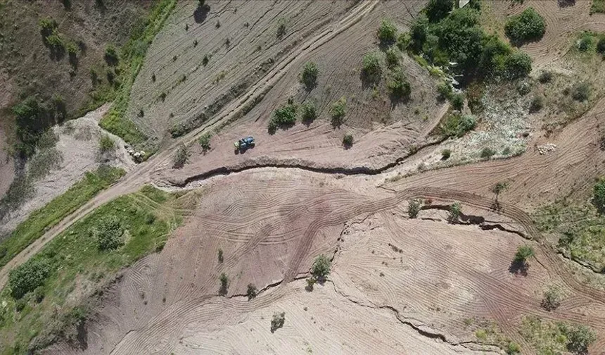 Depremde tepenin çökmesi nedeniyle manzarası değişen iki köy!