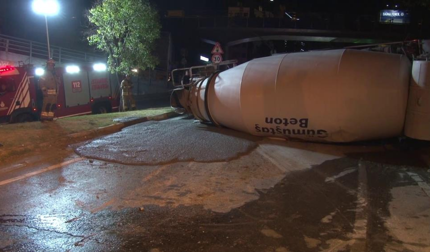 Beyoğlu’nda kontrolden çıkıp virajı alamayan beton mikseri yan yattı