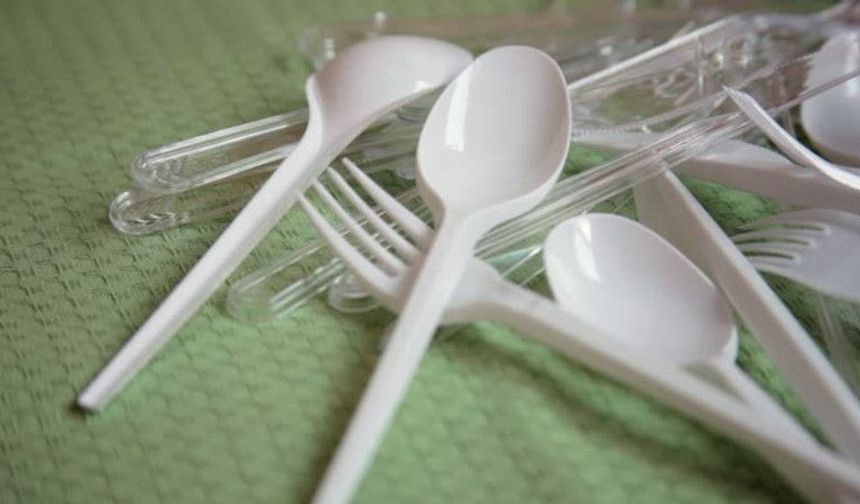 İngiltere'de tek kullanımlık plastik ürünlere yasak yürürlüğe girdi