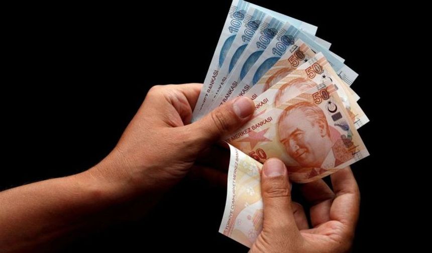 <p><span>Yüzde 50'lik zamma göre en düşük emekli maaşı 11.250 liraya, asgari ücret ise 17.103 liraya çıkacak.</span></p>