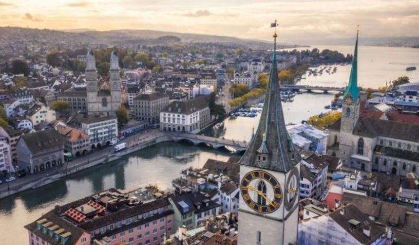 <h1><strong>1. Zurich, İsviçre</strong></h1>
<p></p>
<p>Zurich, lüks bir şehirdir. Şehir, yüksek yaşam standartları, güvenli bir yaşam tarzı ve dünyanın en iyi üniversitelerinden bazılarına ev sahipliği yapmaktadır.</p>