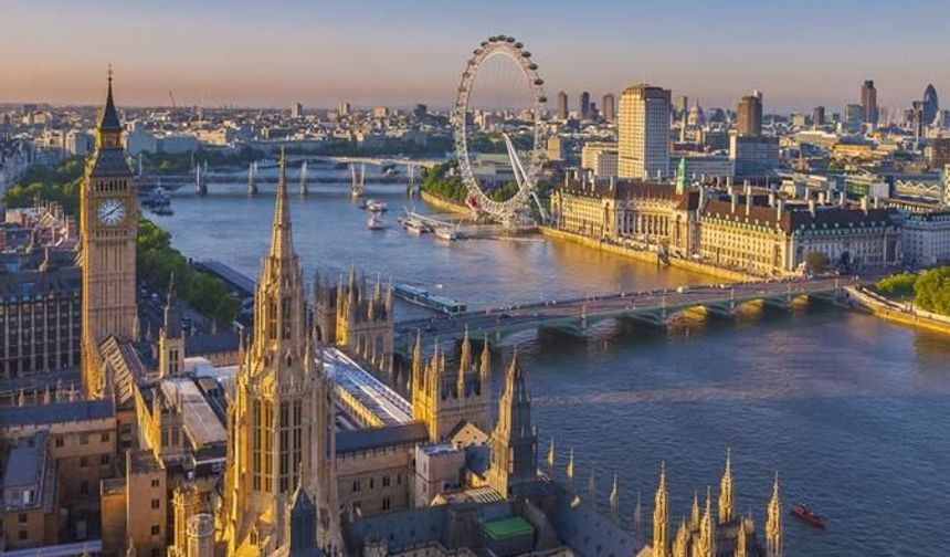 <h1><strong>2.Londra, İngiltere</strong></h1>
<p></p>
<p>Londra, dünyaca ünlü bir şehirdir. Şehir, Buckingham Sarayı, Tower of London ve British Museum gibi ikonik cazibe merkezlerine ev sahipliği yapmaktadır.</p>