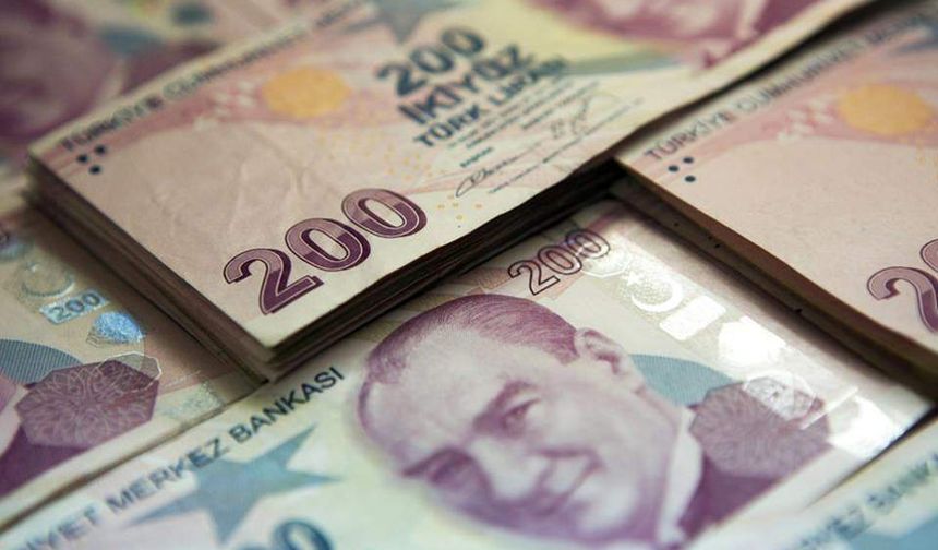 Çalışma ve Sosyal Güvenlik Bakanı Vedat Işıkhan, Kabine toplantısının ardından asgari ücret zammına ilişkin yaptığı açıklamada “Yine tek zam olacak şekilde çalışıyoruz” demişti.