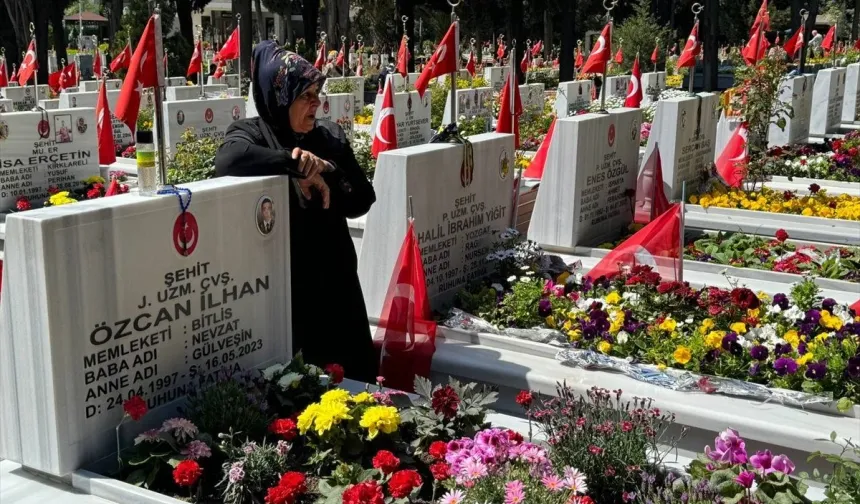 Edirnekapı Şehitliği'nde buruk bayram! Tek tesellimiz şehit olması...